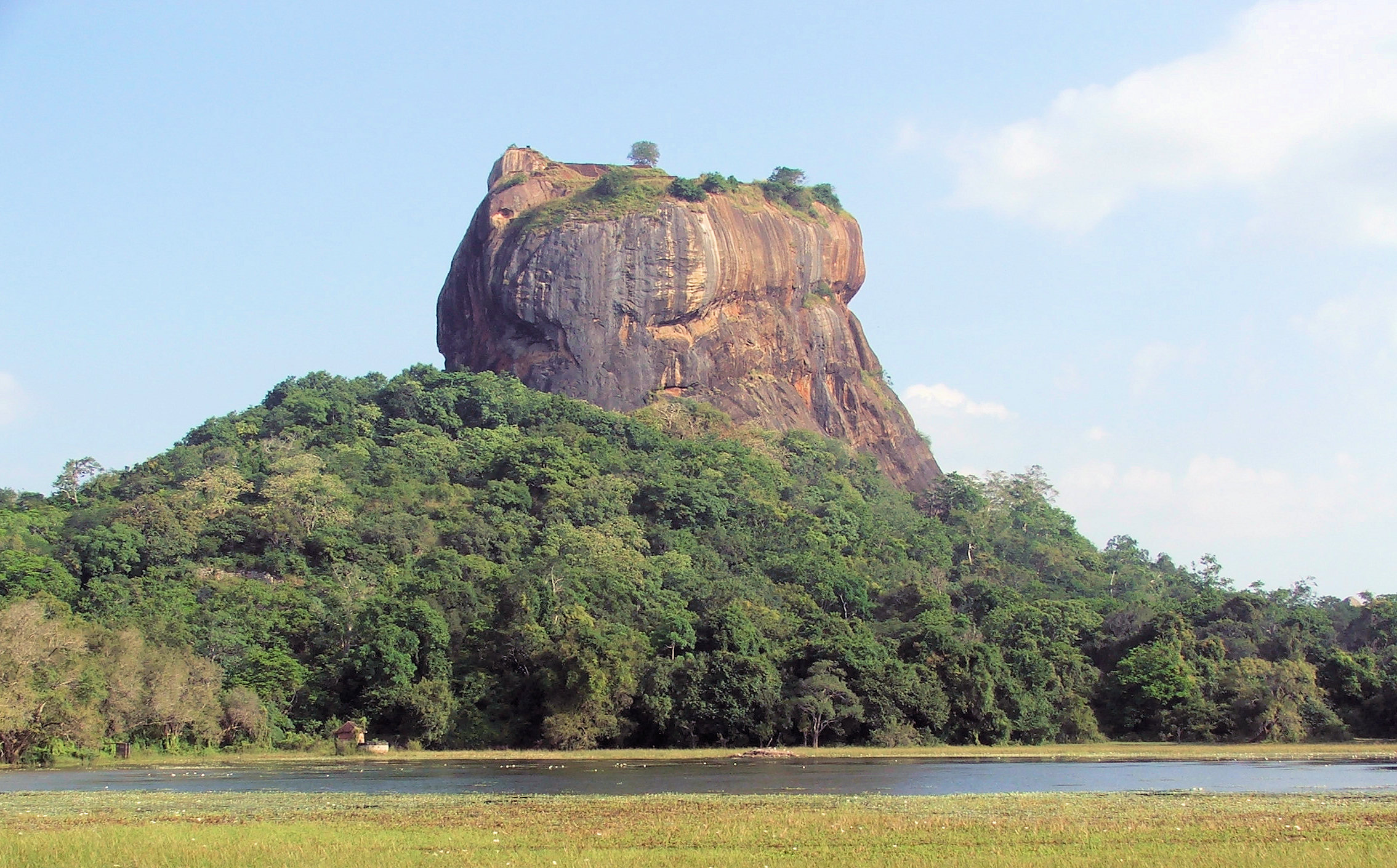 To describe the beauty of Sri Lanka, the Telegraph reports a phrase from a reader who voted the country as the most beautiful place in the world: “Everyone knows how beautiful Sri Lanka is, but few know how wonderful its inhabitants are”